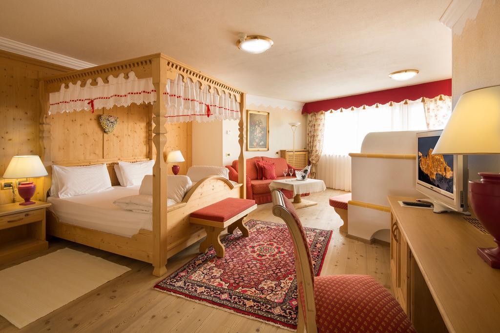 Hotel Sassongher Corvara In Badia Bagian luar foto