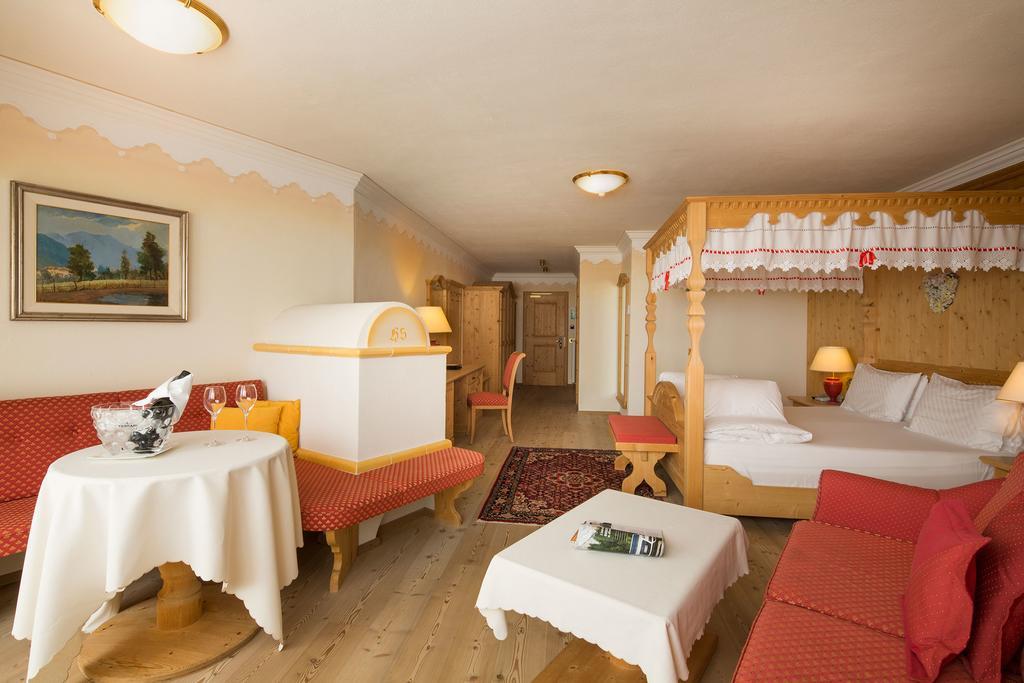 Hotel Sassongher Corvara In Badia Bagian luar foto