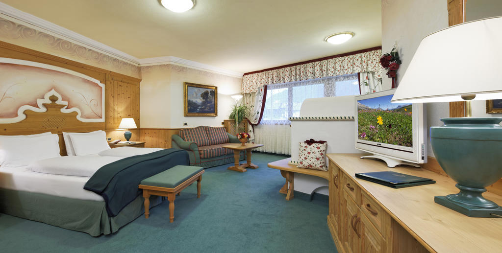 Hotel Sassongher Corvara In Badia Bagian luar foto